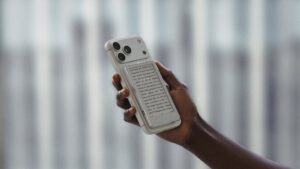 Hand hält ein Smartphone mit magnetisch befestigtem BOOX Picco