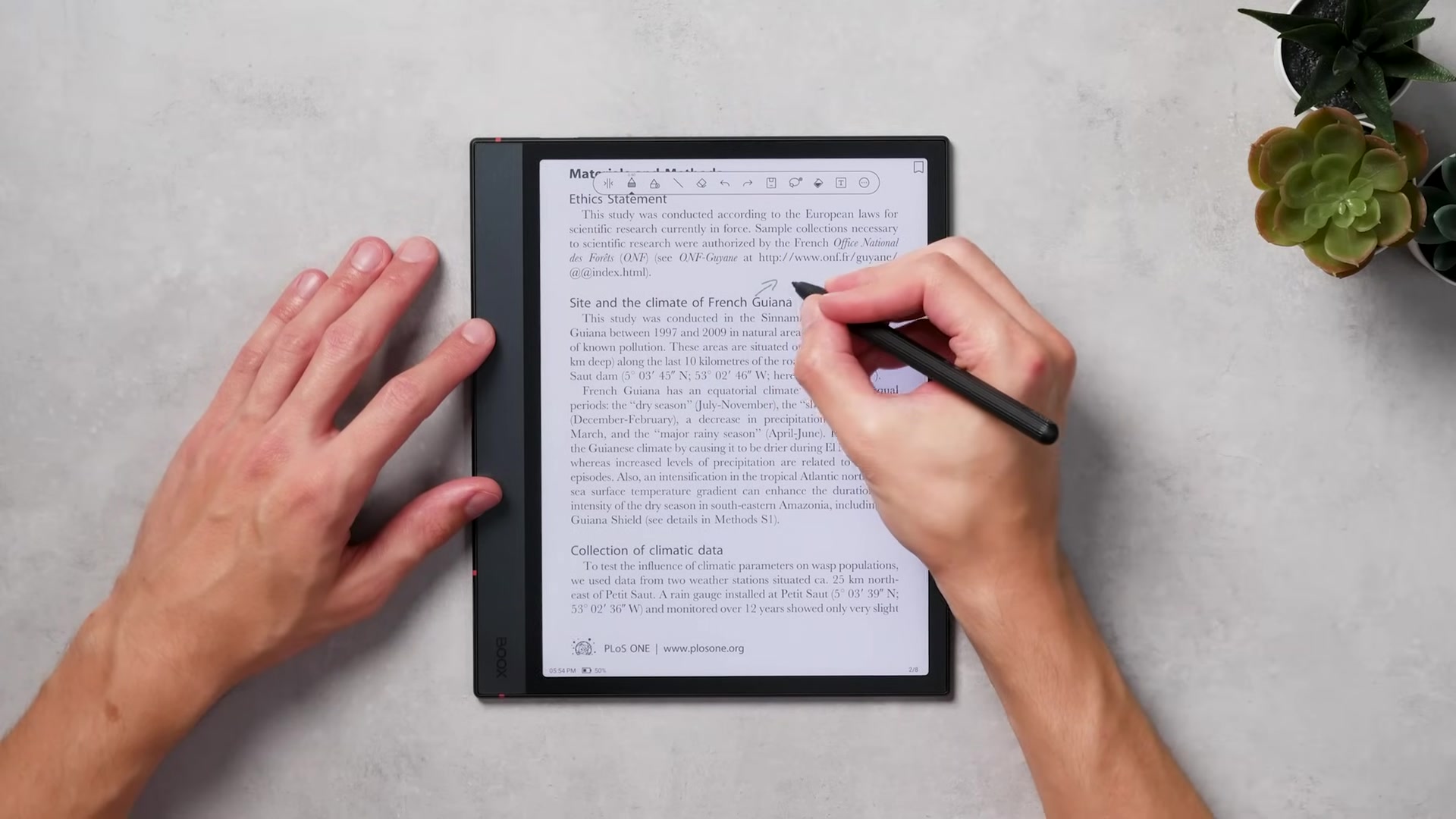 Onyx Boox Note Air4 C mit markiertem PDF und angesetztem Stift