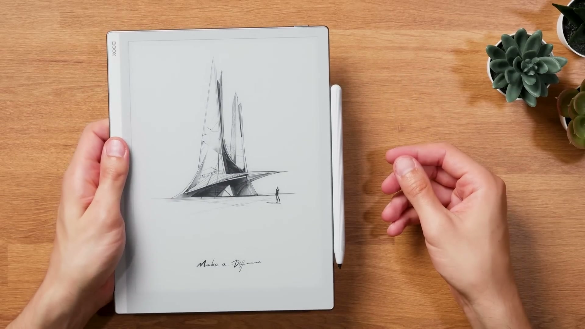 Go 10.3 mit weißem Pen Plus an der rechten Gehäusekante.