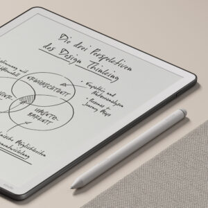 Kindle Scribe in Graphit mit handschriftlichen Notizen zum Design Thinking und Stift