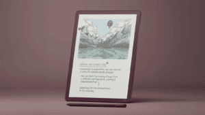 Kindle Scribe Colorsoft in Feige aufrecht stehend mit Stift