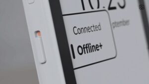 Nahaufnahme des seitlichen Offline+-Schiebeschalters am Mudita Kompakt, auf dem E-Ink-Display die Auswahl zwischen „Connected“ und „Offline+“
