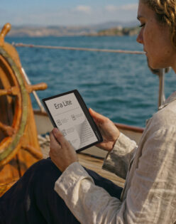 Frau liest auf einem Segelboot mit dem PocketBook Era Lite
